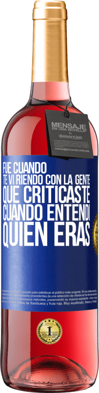 29,95 € Envío gratis | Vino Rosado Edición ROSÉ Fue cuando te vi riendo con la gente que criticaste, cuando entendí quién eras Etiqueta Azul. Etiqueta personalizable Vino joven Cosecha 2025 Tempranillo