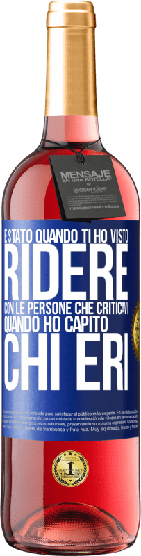 Spedizione Gratuita | Vino rosato Edizione ROSÉ È stato quando ti ho visto ridere con le persone che criticavi, quando ho capito chi eri Etichetta Blu. Etichetta personalizzabile Vino giovane Raccogliere 2023 Tempranillo