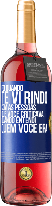 Envio grátis | Vinho rosé Edição ROSÉ Foi quando te vi rindo com as pessoas que você criticava, quando entendi quem você era Etiqueta Azul. Etiqueta personalizável Vinho jovem Colheita 2023 Tempranillo