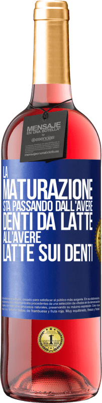 29,95 € Spedizione Gratuita | Vino rosato Edizione ROSÉ La maturazione sta passando dall'avere denti da latte all'avere latte sui denti Etichetta Blu. Etichetta personalizzabile Vino giovane Raccogliere 2023 Tempranillo