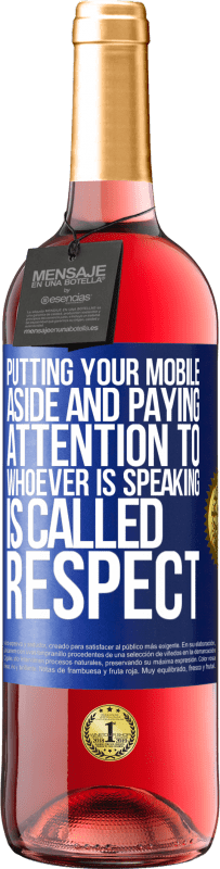 29,95 € 送料無料 | ロゼワイン ROSÉエディション あなたの携帯電話を脇に置き、話している人に注意を払うことは、尊敬と呼ばれます 青いタグ. カスタマイズ可能なラベル 若いワイン 収穫 2025 Tempranillo
