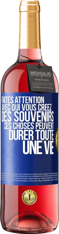 Envoi gratuit | Vin rosé Édition ROSÉ Faites attention avec qui vous créez des souvenirs. Ces choses peuvent durer toute une vie Étiquette Bleue. Étiquette personnalisable Vin jeune Récolte 2023 Tempranillo