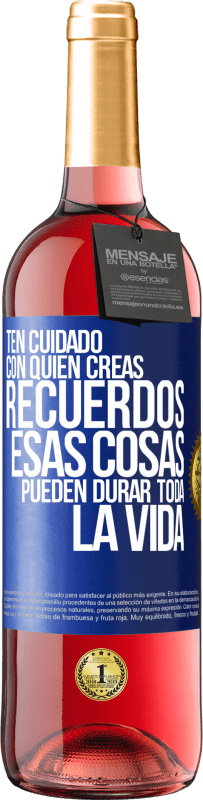 Envío gratis | Vino Rosado Edición ROSÉ Ten cuidado con quién creas recuerdos. Esas cosas pueden durar toda la vida Etiqueta Azul. Etiqueta personalizable Vino joven Cosecha 2023 Tempranillo