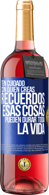 29,95 € | Vino Rosado Edición ROSÉ Ten cuidado con quién creas recuerdos. Esas cosas pueden durar toda la vida Etiqueta Azul. Etiqueta personalizable Vino joven Cosecha 2025 Tempranillo