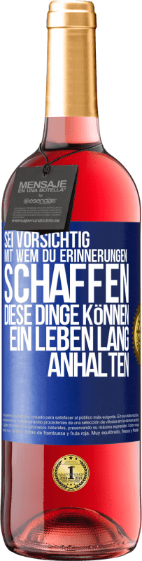 Kostenloser Versand | Roséwein ROSÉ Ausgabe Sei vorsichtig, mit wem du Erinnerungen schaffen. Diese Dinge können ein Leben lang anhalten Blaue Markierung. Anpassbares Etikett Junger Wein Ernte 2023 Tempranillo