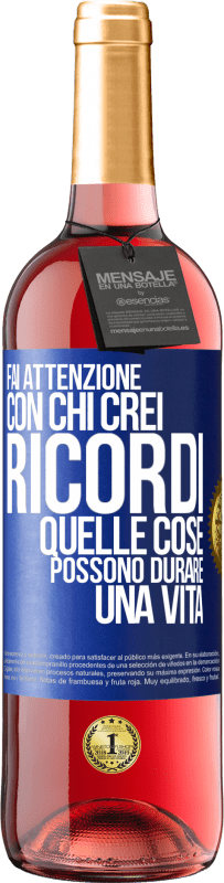 Spedizione Gratuita | Vino rosato Edizione ROSÉ Fai attenzione con chi crei ricordi. Quelle cose possono durare una vita Etichetta Blu. Etichetta personalizzabile Vino giovane Raccogliere 2023 Tempranillo