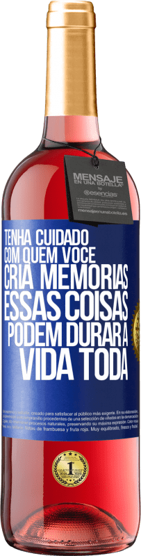 Envio grátis | Vinho rosé Edição ROSÉ Tenha cuidado com quem você cria memórias. Essas coisas podem durar a vida toda Etiqueta Azul. Etiqueta personalizável Vinho jovem Colheita 2023 Tempranillo