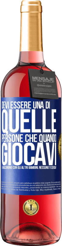 Spedizione Gratuita | Vino rosato Edizione ROSÉ Devi essere una di quelle persone che quando giocavi a nascondino con gli altri bambini, nessuno ti cercava Etichetta Blu. Etichetta personalizzabile Vino giovane Raccogliere 2023 Tempranillo