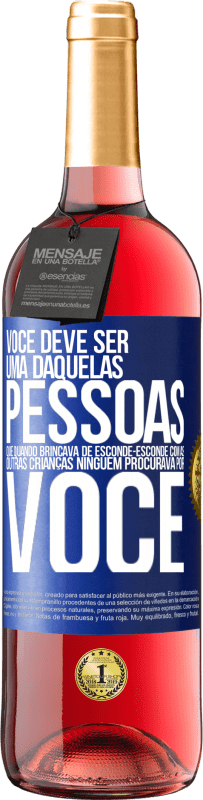 Envio grátis | Vinho rosé Edição ROSÉ Você deve ser uma daquelas pessoas que, quando brincava de esconde-esconde com as outras crianças, ninguém procurava por você Etiqueta Azul. Etiqueta personalizável Vinho jovem Colheita 2023 Tempranillo