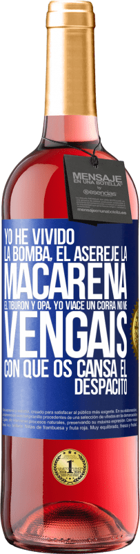 29,95 € Envío gratis | Vino Rosado Edición ROSÉ Yo he vivido La bomba, el Aserejé, La Macarena, El Tiburón y Opá, yo viacé un corrá. No me vengáis con que os cansa el Etiqueta Azul. Etiqueta personalizable Vino joven Cosecha 2023 Tempranillo