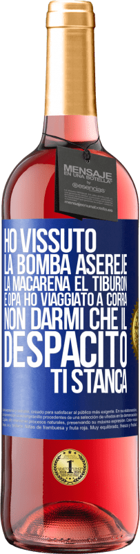 29,95 € Spedizione Gratuita | Vino rosato Edizione ROSÉ Ho vissuto La bomba, Aserejé, La Macarena, El Tiburon e Opá, ho viaggiato a corrá. Non darmi che il Despacito ti stanca Etichetta Blu. Etichetta personalizzabile Vino giovane Raccogliere 2023 Tempranillo