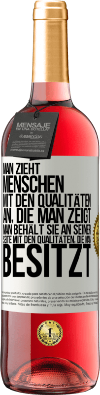 29,95 € | Roséwein ROSÉ Ausgabe Man zieht Menschen mit den Qualitäten an, die man zeigt. Man behält sie an seiner Seite mit den Qualitäten, die man besitzt Weißes Etikett. Anpassbares Etikett Junger Wein Ernte 2024 Tempranillo