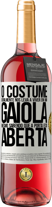 29,95 € Envio grátis | Vinho rosé Edição ROSÉ O costume geralmente nos leva a viver em uma gaiola, mesmo sabendo que a porta está aberta Etiqueta Branca. Etiqueta personalizável Vinho jovem Colheita 2025 Tempranillo