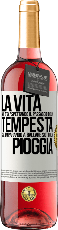 29,95 € | Vino rosato Edizione ROSÉ La vita non sta aspettando il passaggio della tempesta. Sta imparando a ballare sotto la pioggia Etichetta Bianca. Etichetta personalizzabile Vino giovane Raccogliere 2025 Tempranillo