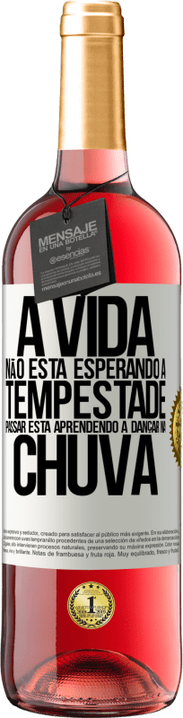 29,95 € | Vinho rosé Edição ROSÉ A vida não está esperando a tempestade passar. Está aprendendo a dançar na chuva Etiqueta Branca. Etiqueta personalizável Vinho jovem Colheita 2024 Tempranillo