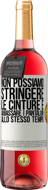 29,95 € | Vino rosato Edizione ROSÉ Non possiamo stringere le cinture e abbassare i pantaloni allo stesso tempo Etichetta Bianca. Etichetta personalizzabile Vino giovane Raccogliere 2024 Tempranillo