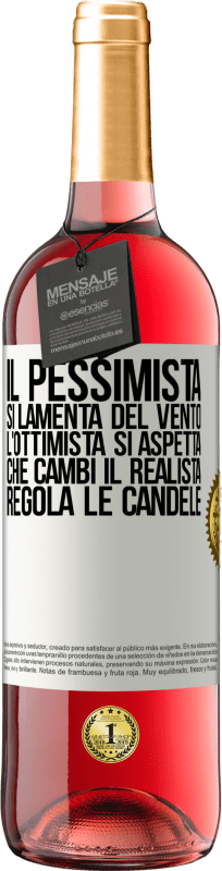 29,95 € Spedizione Gratuita | Vino rosato Edizione ROSÉ Il pessimista si lamenta del vento l'ottimista si aspetta che cambi il realista regola le candele Etichetta Bianca. Etichetta personalizzabile Vino giovane Raccogliere 2025 Tempranillo