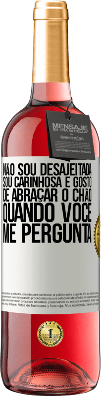 29,95 € | Vinho rosé Edição ROSÉ Não sou desajeitada, sou carinhosa e gosto de abraçar o chão quando você me pergunta Etiqueta Branca. Etiqueta personalizável Vinho jovem Colheita 2024 Tempranillo