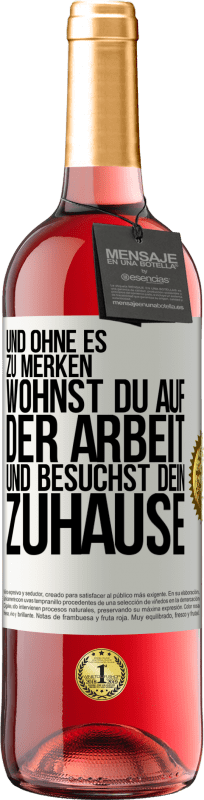 29,95 € | Roséwein ROSÉ Ausgabe Und ohne es zu merken, wohnst du auf der Arbeit und besuchst dein Zuhause Weißes Etikett. Anpassbares Etikett Junger Wein Ernte 2024 Tempranillo