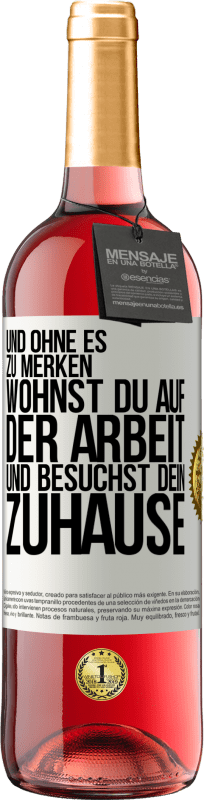 29,95 € | Roséwein ROSÉ Ausgabe Und ohne es zu merken, wohnst du auf der Arbeit und besuchst dein Zuhause Weißes Etikett. Anpassbares Etikett Junger Wein Ernte 2025 Tempranillo