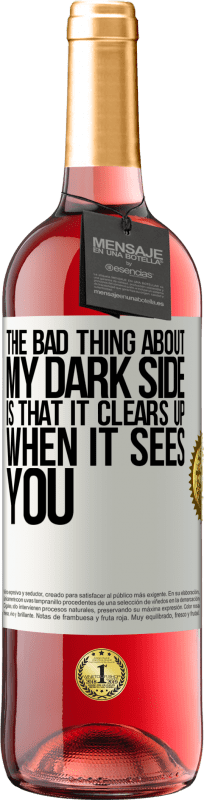 29,95 € Бесплатная доставка | Розовое вино Издание ROSÉ Плохо в моей темной стороне то, что она проясняется, когда видит тебя Белая этикетка. Настраиваемая этикетка Молодое вино Урожай 2025 Tempranillo