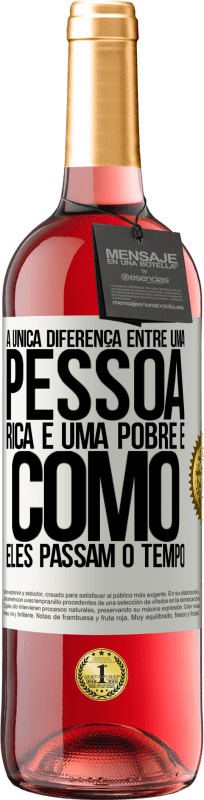 29,95 € Envio grátis | Vinho rosé Edição ROSÉ A única diferença entre uma pessoa rica e uma pobre é como eles passam o tempo Etiqueta Branca. Etiqueta personalizável Vinho jovem Colheita 2025 Tempranillo