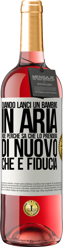 29,95 € | Vino rosato Edizione ROSÉ Quando lanci un bambino in aria, ride perché sa che lo prenderai di nuovo. CHE È FIDUCIA Etichetta Bianca. Etichetta personalizzabile Vino giovane Raccogliere 2024 Tempranillo