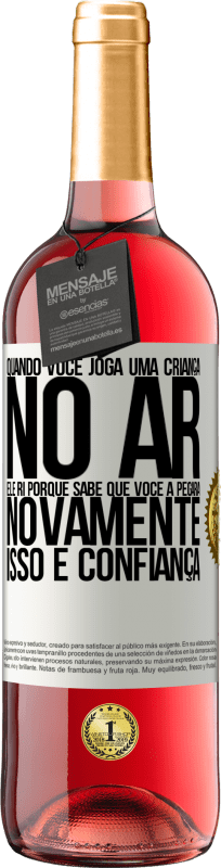 29,95 € | Vinho rosé Edição ROSÉ Quando você joga uma criança no ar, ele ri porque sabe que você a pegará novamente. ISSO É CONFIANÇA Etiqueta Branca. Etiqueta personalizável Vinho jovem Colheita 2024 Tempranillo