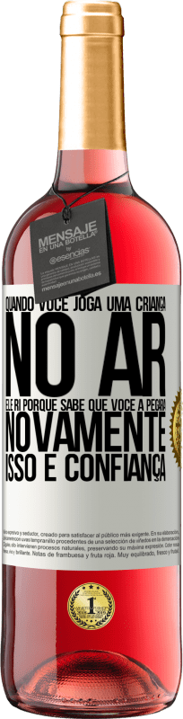 29,95 € Envio grátis | Vinho rosé Edição ROSÉ Quando você joga uma criança no ar, ele ri porque sabe que você a pegará novamente. ISSO É CONFIANÇA Etiqueta Branca. Etiqueta personalizável Vinho jovem Colheita 2025 Tempranillo