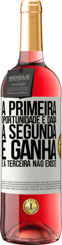 29,95 € | Vinho rosé Edição ROSÉ A primeira oportunidade é dada, a segunda é ganha e a terceira não existe Etiqueta Branca. Etiqueta personalizável Vinho jovem Colheita 2024 Tempranillo