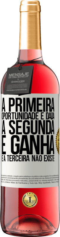 29,95 € Envio grátis | Vinho rosé Edição ROSÉ A primeira oportunidade é dada, a segunda é ganha e a terceira não existe Etiqueta Branca. Etiqueta personalizável Vinho jovem Colheita 2025 Tempranillo