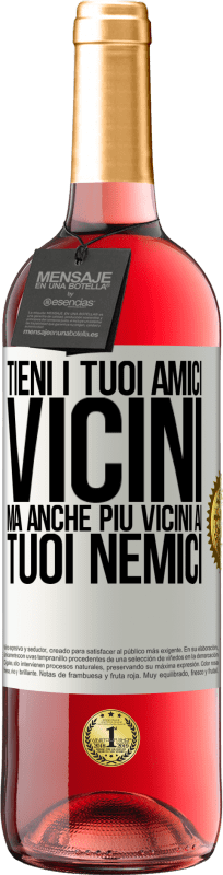 29,95 € | Vino rosato Edizione ROSÉ Tieni i tuoi amici vicini, ma anche più vicini ai tuoi nemici Etichetta Bianca. Etichetta personalizzabile Vino giovane Raccogliere 2024 Tempranillo