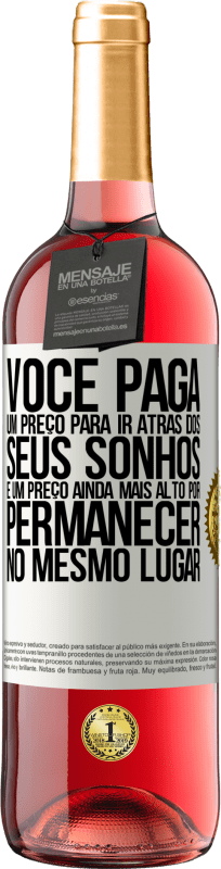 29,95 € | Vinho rosé Edição ROSÉ Você paga um preço para ir atrás dos seus sonhos e um preço ainda mais alto por permanecer no mesmo lugar Etiqueta Branca. Etiqueta personalizável Vinho jovem Colheita 2024 Tempranillo