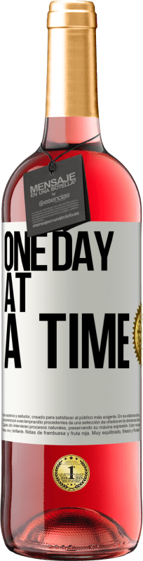 29,95 € | Розовое вино Издание ROSÉ Один день за раз Белая этикетка. Настраиваемая этикетка Молодое вино Урожай 2023 Tempranillo