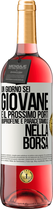 29,95 € | Vino rosato Edizione ROSÉ Un giorno sei giovane e il prossimo porti ibuprofene e paracetamolo nella borsa Etichetta Bianca. Etichetta personalizzabile Vino giovane Raccogliere 2024 Tempranillo