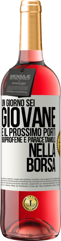 29,95 € Spedizione Gratuita | Vino rosato Edizione ROSÉ Un giorno sei giovane e il prossimo porti ibuprofene e paracetamolo nella borsa Etichetta Bianca. Etichetta personalizzabile Vino giovane Raccogliere 2025 Tempranillo