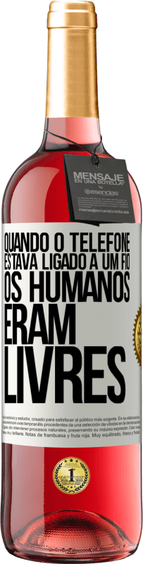 «Quando o telefone estava ligado a um fio, os humanos eram livres» Edição ROSÉ