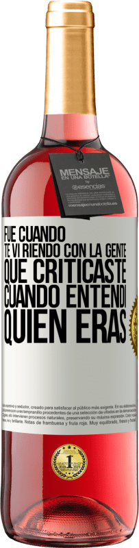 29,95 € Envío gratis | Vino Rosado Edición ROSÉ Fue cuando te vi riendo con la gente que criticaste, cuando entendí quién eras Etiqueta Blanca. Etiqueta personalizable Vino joven Cosecha 2023 Tempranillo