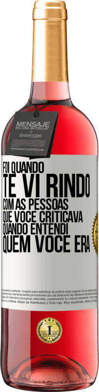 «Foi quando te vi rindo com as pessoas que você criticava, quando entendi quem você era» Edição ROSÉ