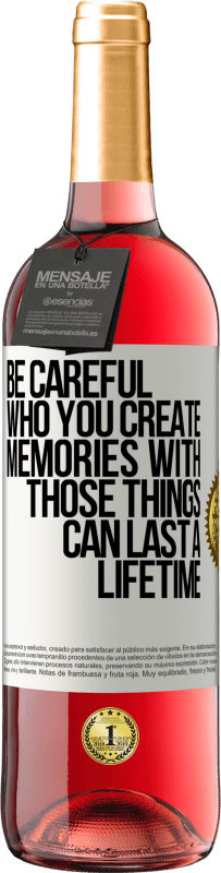 29,95 € 送料無料 | ロゼワイン ROSÉエディション 誰と一緒に思い出を作るか注意してください。それらのものは一生続くことができます ホワイトラベル. カスタマイズ可能なラベル 若いワイン 収穫 2025 Tempranillo