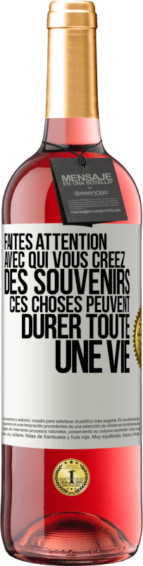 Envoi gratuit | Vin rosé Édition ROSÉ Faites attention avec qui vous créez des souvenirs. Ces choses peuvent durer toute une vie Étiquette Blanche. Étiquette personnalisable Vin jeune Récolte 2023 Tempranillo