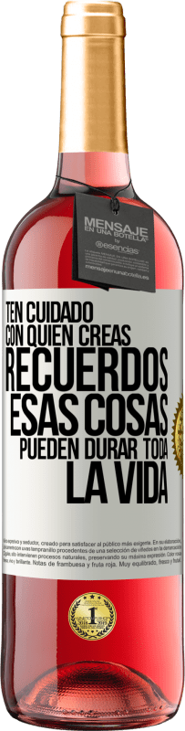 Envío gratis | Vino Rosado Edición ROSÉ Ten cuidado con quién creas recuerdos. Esas cosas pueden durar toda la vida Etiqueta Blanca. Etiqueta personalizable Vino joven Cosecha 2023 Tempranillo