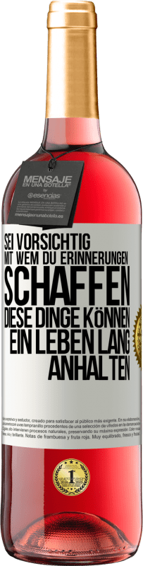 Kostenloser Versand | Roséwein ROSÉ Ausgabe Sei vorsichtig, mit wem du Erinnerungen schaffen. Diese Dinge können ein Leben lang anhalten Weißes Etikett. Anpassbares Etikett Junger Wein Ernte 2023 Tempranillo