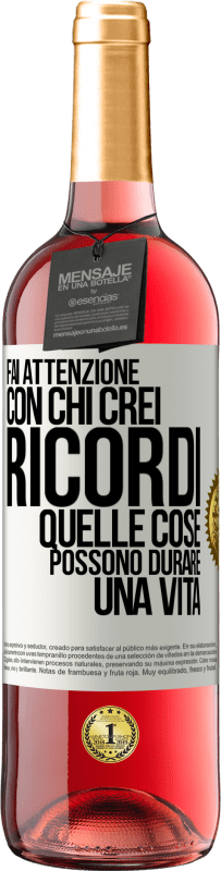 Spedizione Gratuita | Vino rosato Edizione ROSÉ Fai attenzione con chi crei ricordi. Quelle cose possono durare una vita Etichetta Bianca. Etichetta personalizzabile Vino giovane Raccogliere 2023 Tempranillo