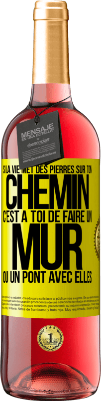 29,95 € | Vin rosé Édition ROSÉ Si la vie met des pierres sur ton chemin c'est à toi de faire un mur ou un pont avec elles Étiquette Jaune. Étiquette personnalisable Vin jeune Récolte 2024 Tempranillo