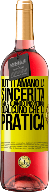 Spedizione Gratuita | Vino rosato Edizione ROSÉ Tutti amano la sincerità. Fino a quando incontrano qualcuno che lo pratica Etichetta Gialla. Etichetta personalizzabile Vino giovane Raccogliere 2023 Tempranillo