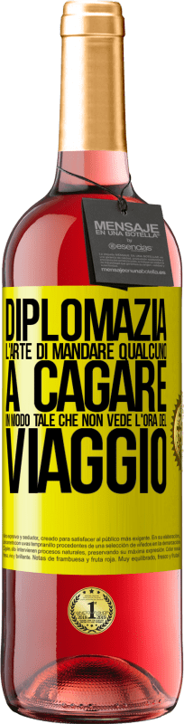 29,95 € | Vino rosato Edizione ROSÉ Diplomazia. L'arte di mandare qualcuno a cagare in modo tale che non vede l'ora del viaggio Etichetta Gialla. Etichetta personalizzabile Vino giovane Raccogliere 2025 Tempranillo