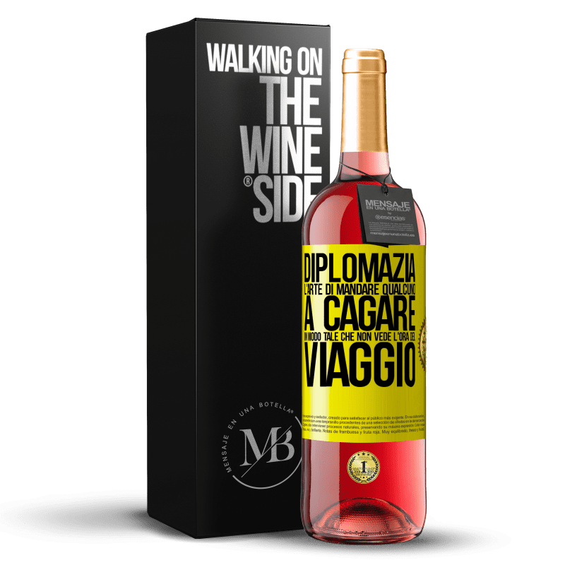 29,95 € Spedizione Gratuita | Vino rosato Edizione ROSÉ Diplomazia. L'arte di mandare qualcuno a cagare in modo tale che non vede l'ora del viaggio Etichetta Gialla. Etichetta personalizzabile Vino giovane Raccogliere 2024 Tempranillo