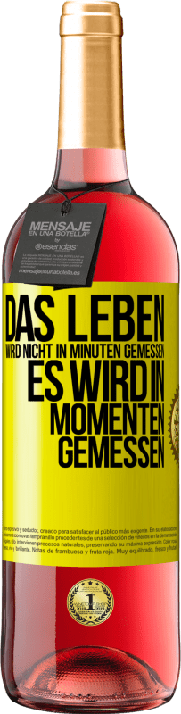 29,95 € Kostenloser Versand | Roséwein ROSÉ Ausgabe Das Leben wird nicht in Minuten gemessen, es wird in Momenten gemessen Gelbes Etikett. Anpassbares Etikett Junger Wein Ernte 2024 Tempranillo