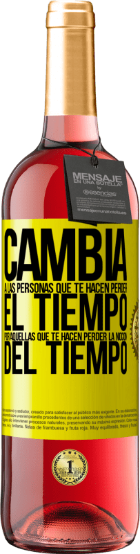 29,95 € | Vino Rosado Edición ROSÉ Cambia a las personas que te hacen perder el tiempo por aquellas que te hacen perder la noción del tiempo Etiqueta Amarilla. Etiqueta personalizable Vino joven Cosecha 2025 Tempranillo